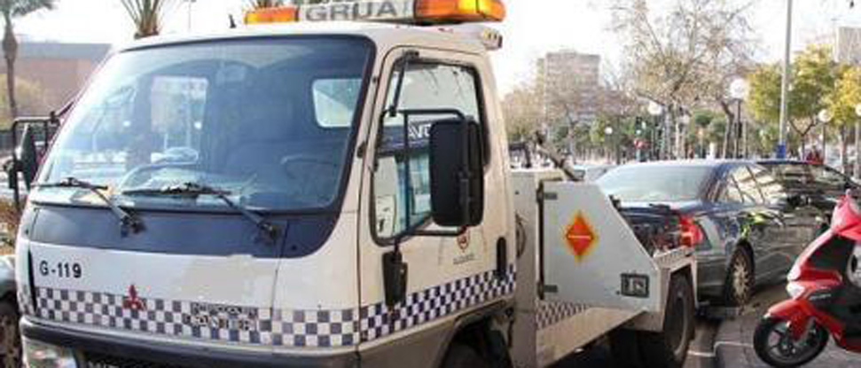 El PSOE pide que se abra un expediente sobre las actuaciones del conductor de la gr&uacute;a municipal