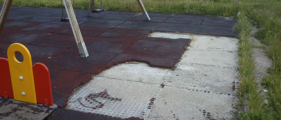 El PSOE pide que se proceda con urgencia al acondicionamiento de las zonas de juegos infantiles