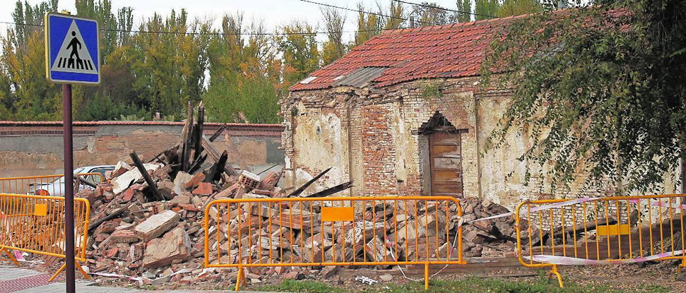 El PSOE reitera la necesidad de retirar los escombros de una casa derribada en Allende el R&iacute;o