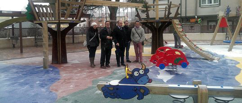 El PSOE califica las obras del parque infantil de Velilla como poco funcionales y muy caras