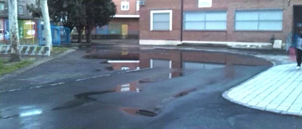 El PSOE reclama soluciones para evitar los grandes charcos del patio del colegio &ldquo;Ave Mar&iacute;a&rdquo;