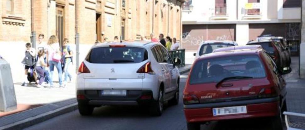 El PSOE reclama en el Ayuntamiento un informe sobre el aparcamiento a la entrada y salida de los colegios