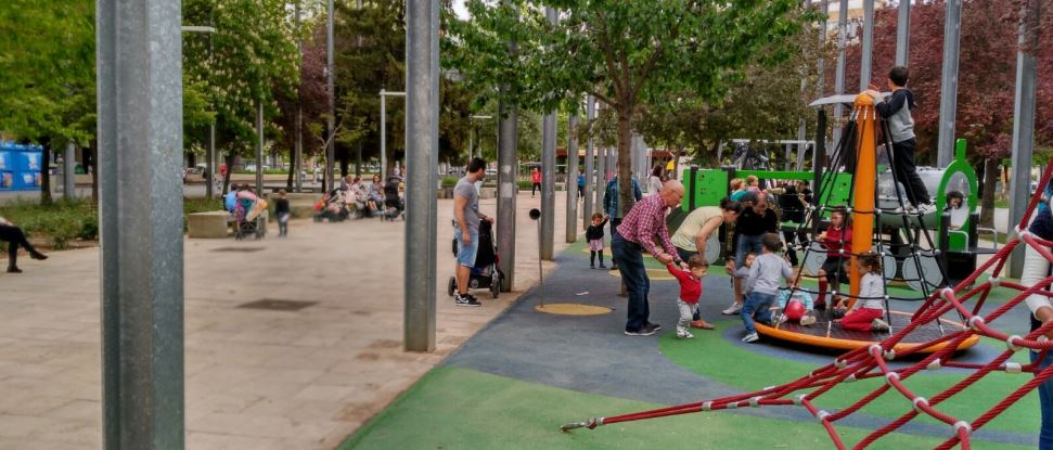 El PSOE solicita protecci&oacute;n en los pilares de hierro de &ldquo;El Sal&oacute;n&rdquo; para evitar accidentes