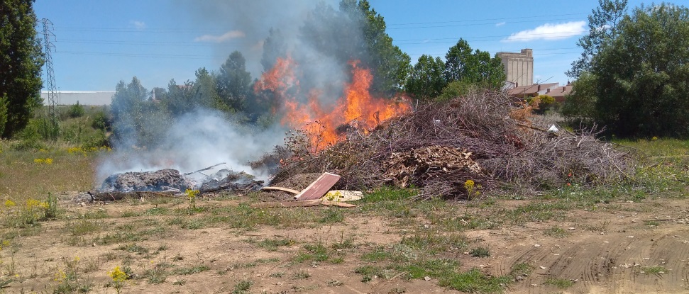 El PSOE recrimina al Ayuntamiento de Herrera la quema de restos de poda en pleno mes de Junio