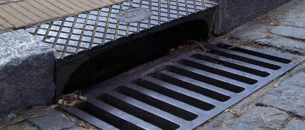 El PSOE pide en el Ayuntamiento la inmediata limpieza de los sumideros y alcantarillas de la ciudad