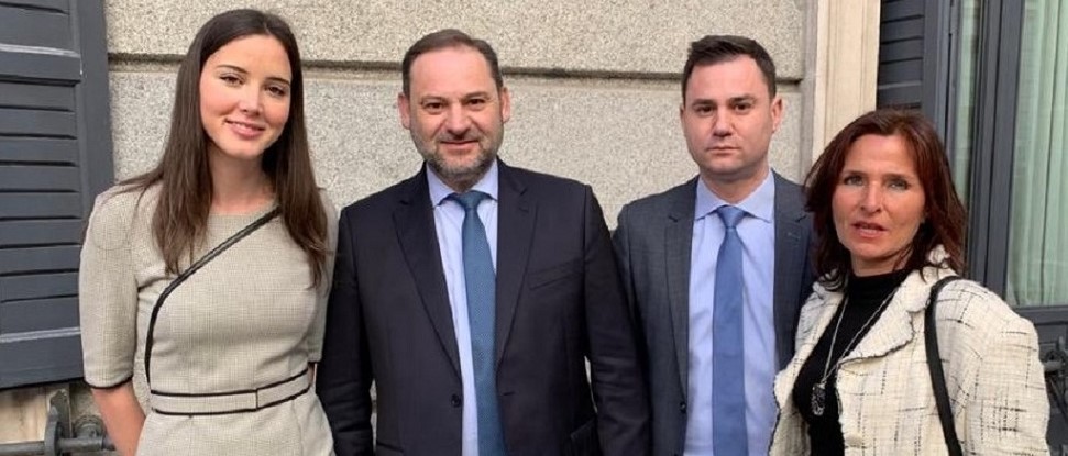 <p>&nbsp;El ministro de Fomento confirma el mantenimiento de los servicios de AVE en la provincia de Palencia</p><p style=